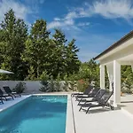 Magdalena Villa *