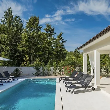 Magdalena Villa *