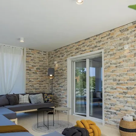Magdalena Villa *