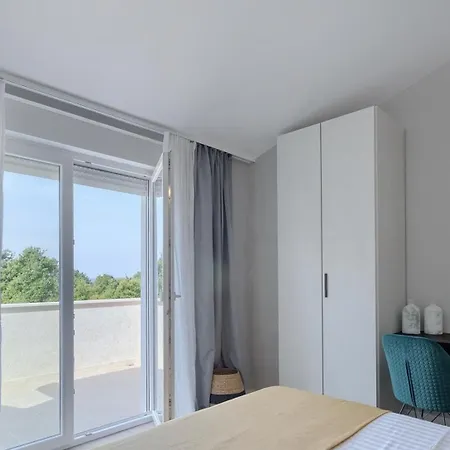 Magdalena Villa *